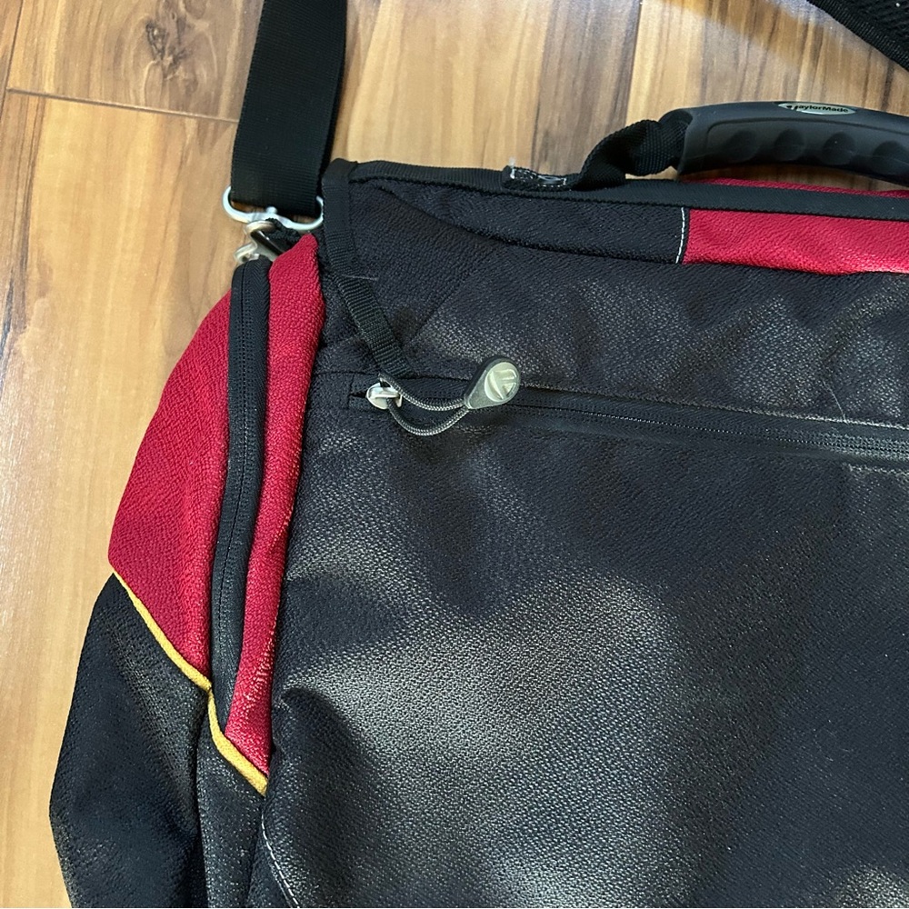 TAYLORMADE BLACK AND RED MESSENGER/GOLF LINED BAG - Picture 4 of 10
